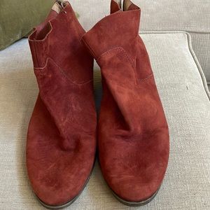 Lucky rust/burgundy suede booties